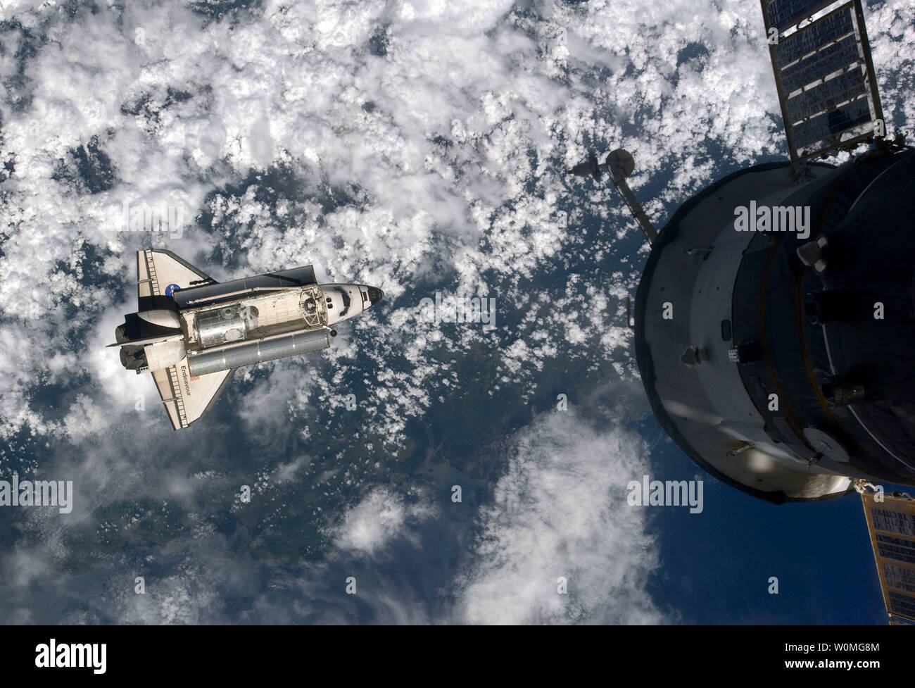Questa immagine della NASA adottate il 9 Febbraio 2010 da membri di equipaggio a bordo della Stazione Spaziale Internazionale mostra la navetta spaziale Endeavour mentre si avvicina per docking con la stazione spaziale internazionale durante la STS-130 Rendezvous e le operazioni di attracco. UPI/NASA Foto Stock