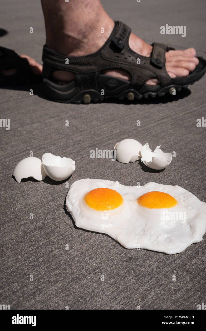 L'espressione "è abbastanza caldo per friggere uova su un marciapiede' è usato durante una ondata di caldo, STATI UNITI D'AMERICA Foto Stock