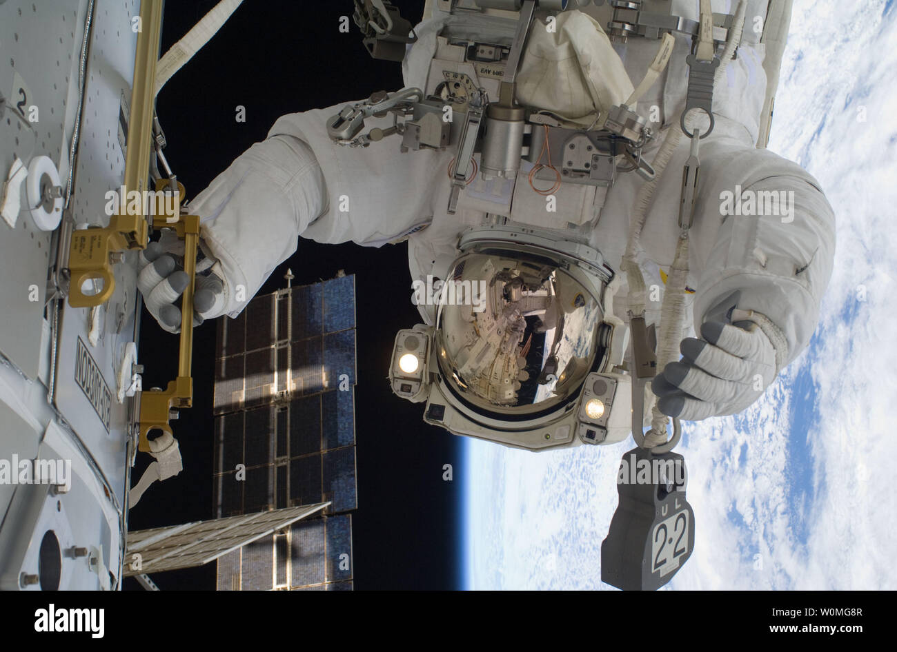 Questo NASA immagine presa il 11 febbraio 2010 mostra l'astronauta della NASA Robert Behnken, STS-130 lo specialista di missione, come egli partecipa alla missione della prima sessione di attività extravehicular (EVA) come costruzione e manutenzione continuare sulla Stazione spaziale internazionale. UPI/NASA Foto Stock