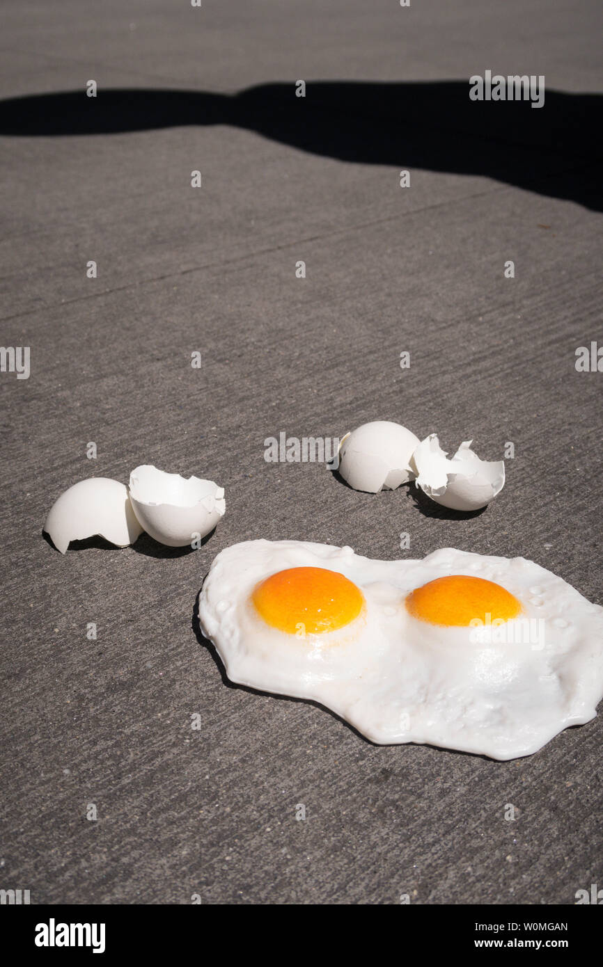 L'espressione "è abbastanza caldo per friggere uova su un marciapiede' è usato durante una ondata di caldo, STATI UNITI D'AMERICA Foto Stock