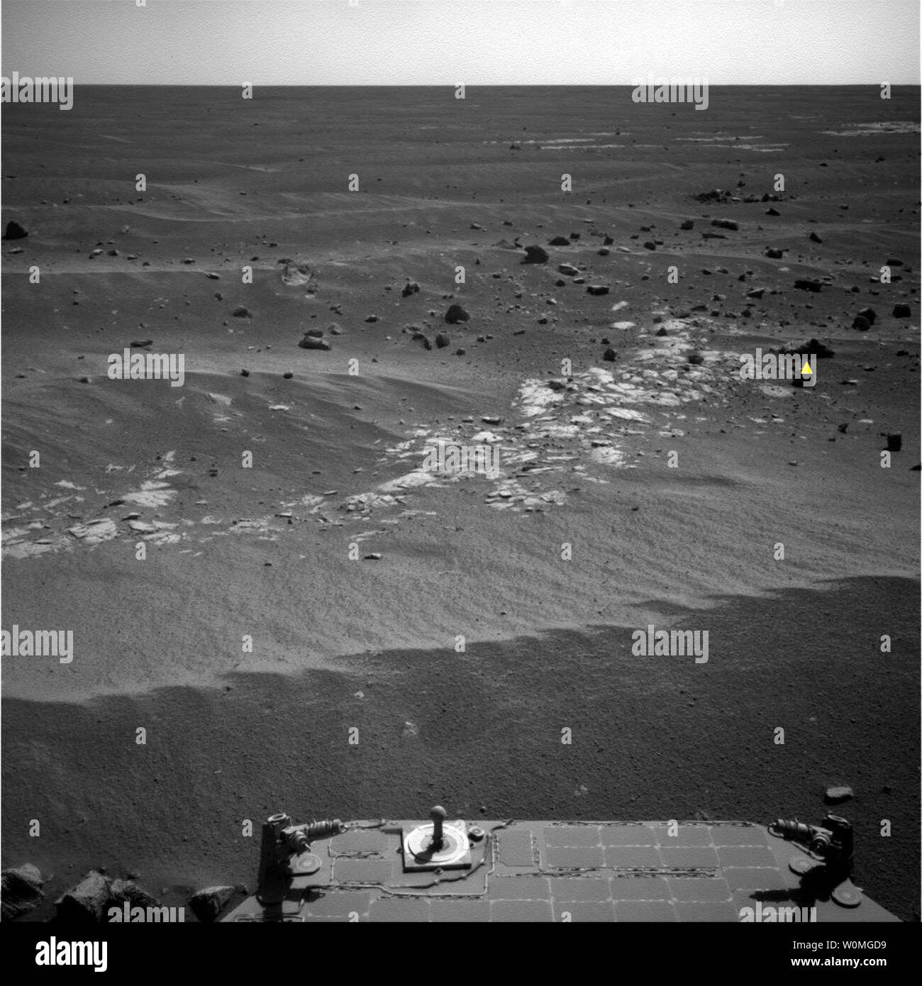 Di esplorazione di Marte della NASA Rover opportunità ha preso questa immagine in preparazione per la prima selezione autonoma di un bersaglio di osservazione da un veicolo spaziale su Marte. Opportunità utilizzato la sua telecamera di navigazione per prendere questa immagine dopo un azionamento durante il 2,172nd giorno Martian, o sol della sua missione su Marte, Marzo 4, 2010. Utilizzo di recente sviluppato e caricato software denominato esplorazione autonoma per la raccolta è aumentata la scienza o egida, rover analizzato l'immagine per identificare la funzione che meglio corrisponde ai criteri indicati per la selezione di un bersaglio. Il target superiore che possibilità selezionati con egida è rappresentato da t Foto Stock