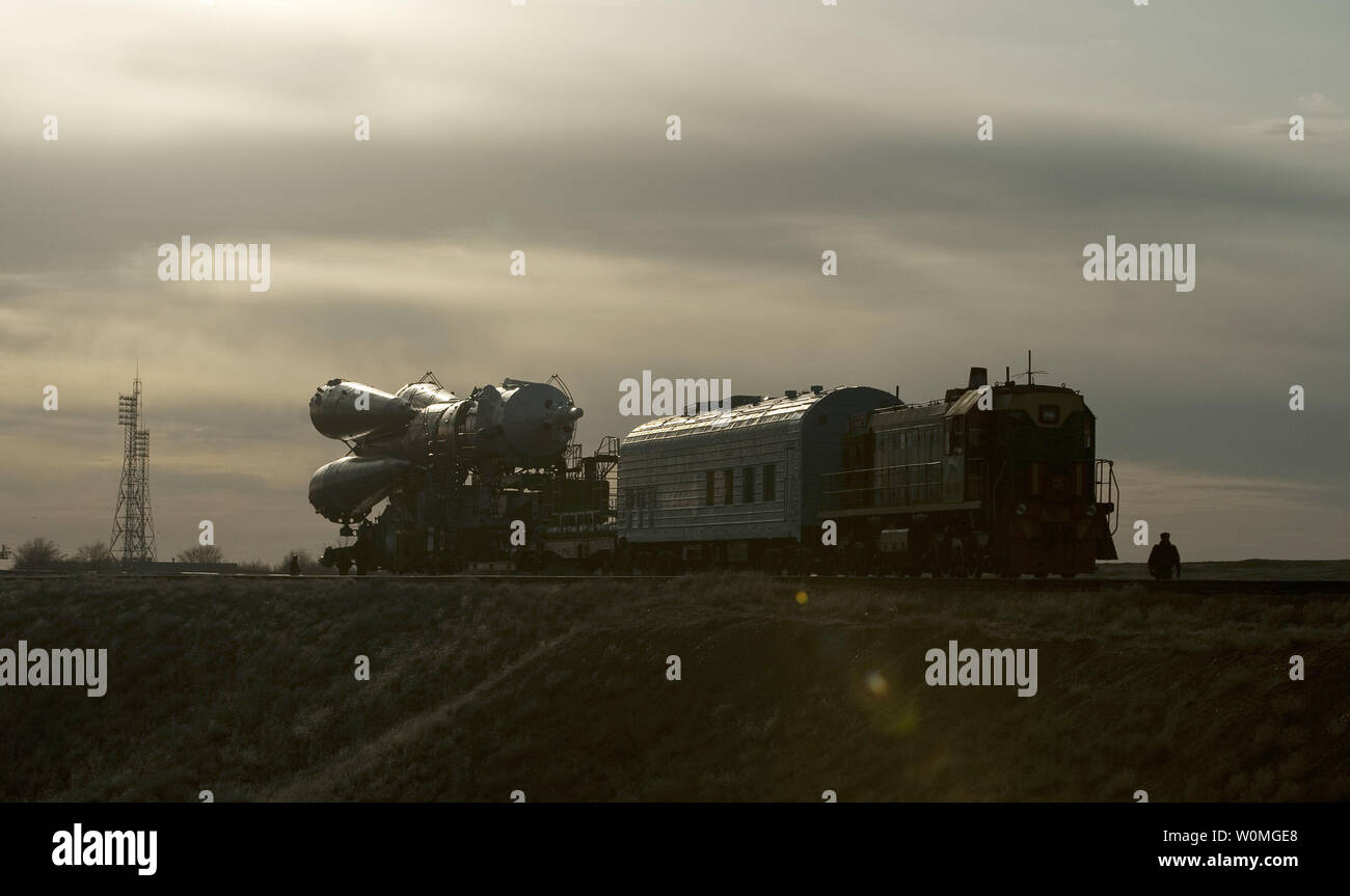Il Soyuz TMA-18 lander è rotolato fuori dal treno per il lancio al cosmodromo di Baikonur, Kazakistan su marzo, 31, 2010. Il lancio del veicolo spaziale Soyuz con spedizione 23 Soyuz Commander Alexander Skvortsov della Russia, Tecnico di volo Mikhail Kornienko della Russia, e la NASA tecnico di volo Tracy Caldwell Dyson è prevista per il mese di Aprile 2, 2010 a 10:04 a.m. UPI/Carla Cioffi/NASA Foto Stock