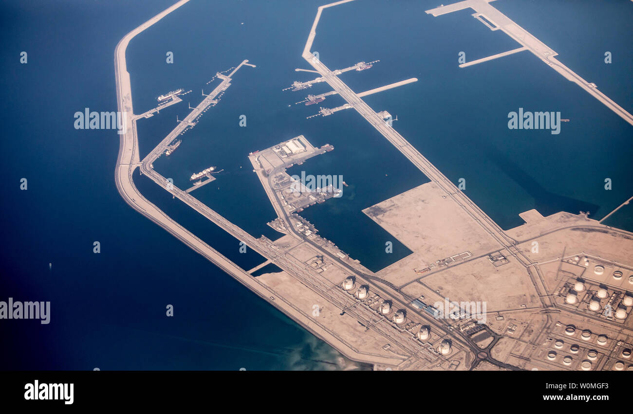 Vista aerea della raffineria di petrolio e di petroliere caricamento lungo la costa del Qatar. Foto Stock