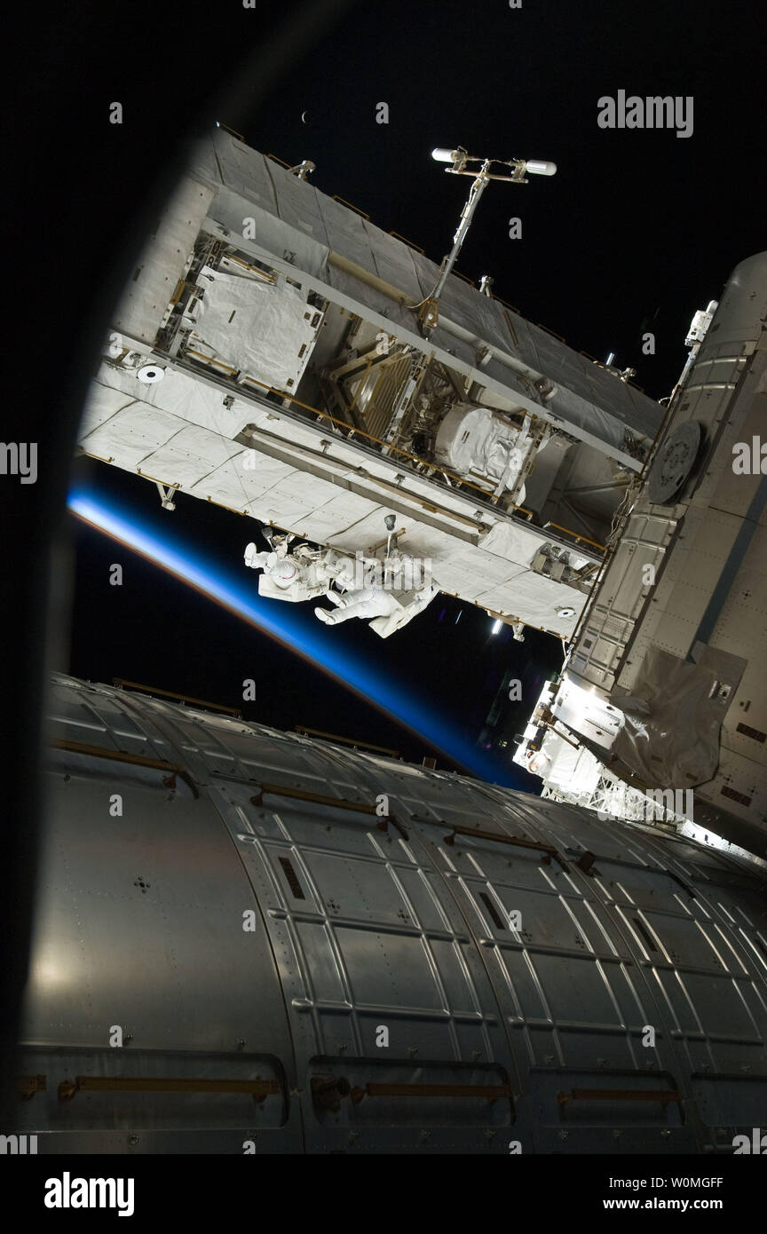 Gli astronauti della NASA Rick Mastracchio (L) e Clayton Anderson, entrambi STS-131 specialisti di missione, partecipano alla missione della seconda sessione di attività extravehicular (EVA) come costruzione e manutenzione continuare sulla Stazione Spaziale Internazionale il 11 aprile 2010. Durante il periodo di sette ore, 26-minute spacewalk, Mastracchio e Anderson sganciata e rimosso esaurite di serbatoio per ammoniaca ed installato un 1.700-pound il serbatoio per ammoniaca sulla stazione di dritta del traliccio 1, completando il secondo dei tre spacewalk serbatoio liquido di processo di sostituzione. La sottile linea di atmosfera terrestre viene visualizzato nel centro del telaio. UPI/ Foto Stock