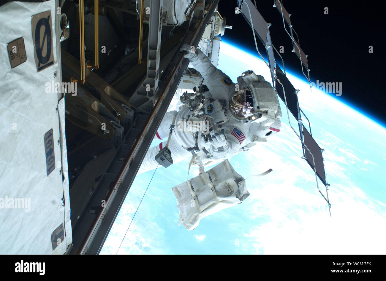 L'astronauta della NASA Rick Mastracchio, STS-131 lo specialista di missione, partecipano alla missione della seconda sessione di attività extravehicular (EVA) come costruzione e manutenzione continuare sulla Stazione Spaziale Internazionale il 11 aprile 2010. Durante il periodo di sette ore, 26-minute spacewalk, Mastracchio e Anderson sganciata e rimosso esaurite di serbatoio per ammoniaca ed installato un 1.700-pound il serbatoio per ammoniaca sulla stazione di dritta del traliccio 1, completando il secondo dei tre spacewalk serbatoio liquido di processo di sostituzione. La sottile linea di atmosfera terrestre viene visualizzato nel centro del telaio. UPI/NASA Foto Stock