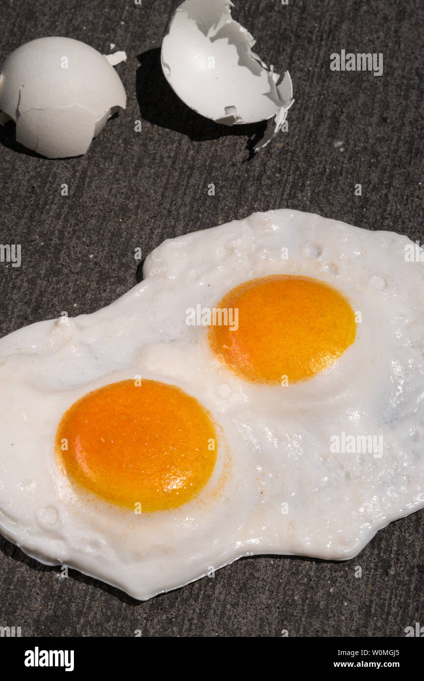 L'espressione "è abbastanza caldo per friggere uova su un marciapiede' è usato durante una ondata di caldo, STATI UNITI D'AMERICA Foto Stock