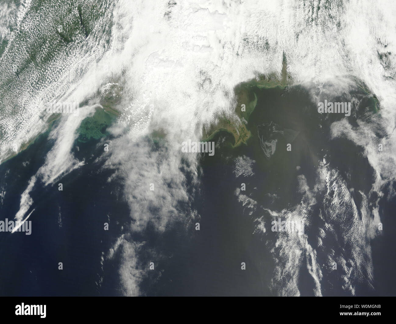 La Deepwater Horizon oil spill (R) è visto in un'immagine dalla NASA dello spettroradiometro MODIS strumento, a sud-est del delta del Mississippi il 1 maggio 2010. UPI/NASA Foto Stock