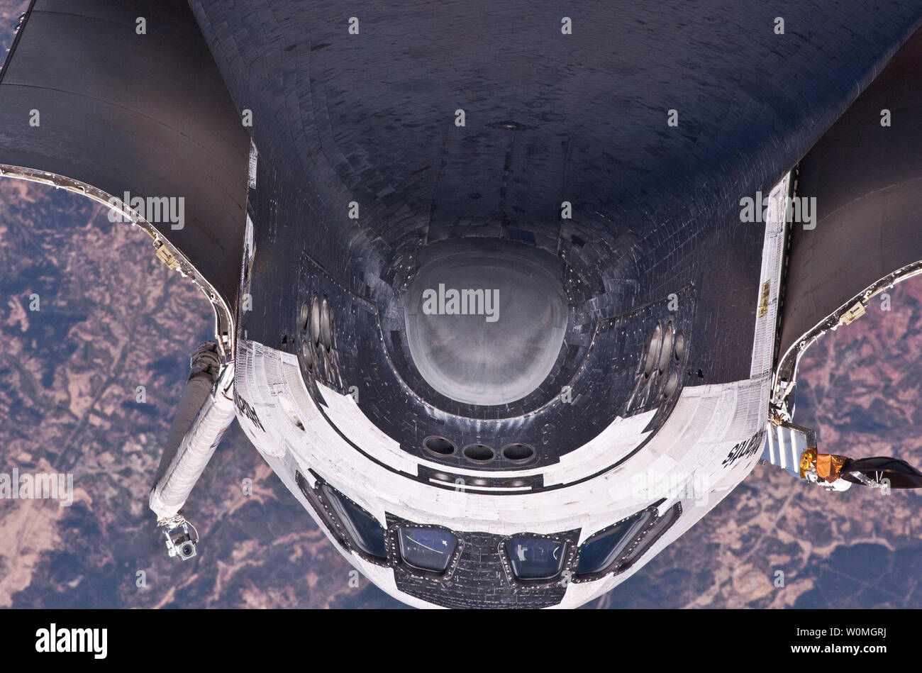 Questa foto NASA prese dai membri di equipaggio a bordo della Stazione Spaziale Internazionale (ISS) mostra la parte inferiore della navetta spaziale Atlantis' cabina equipaggio durante un sondaggio man mano che si avvicina alla ISS prima di docking, 16 maggio 2010. UPI/NASA Foto Stock