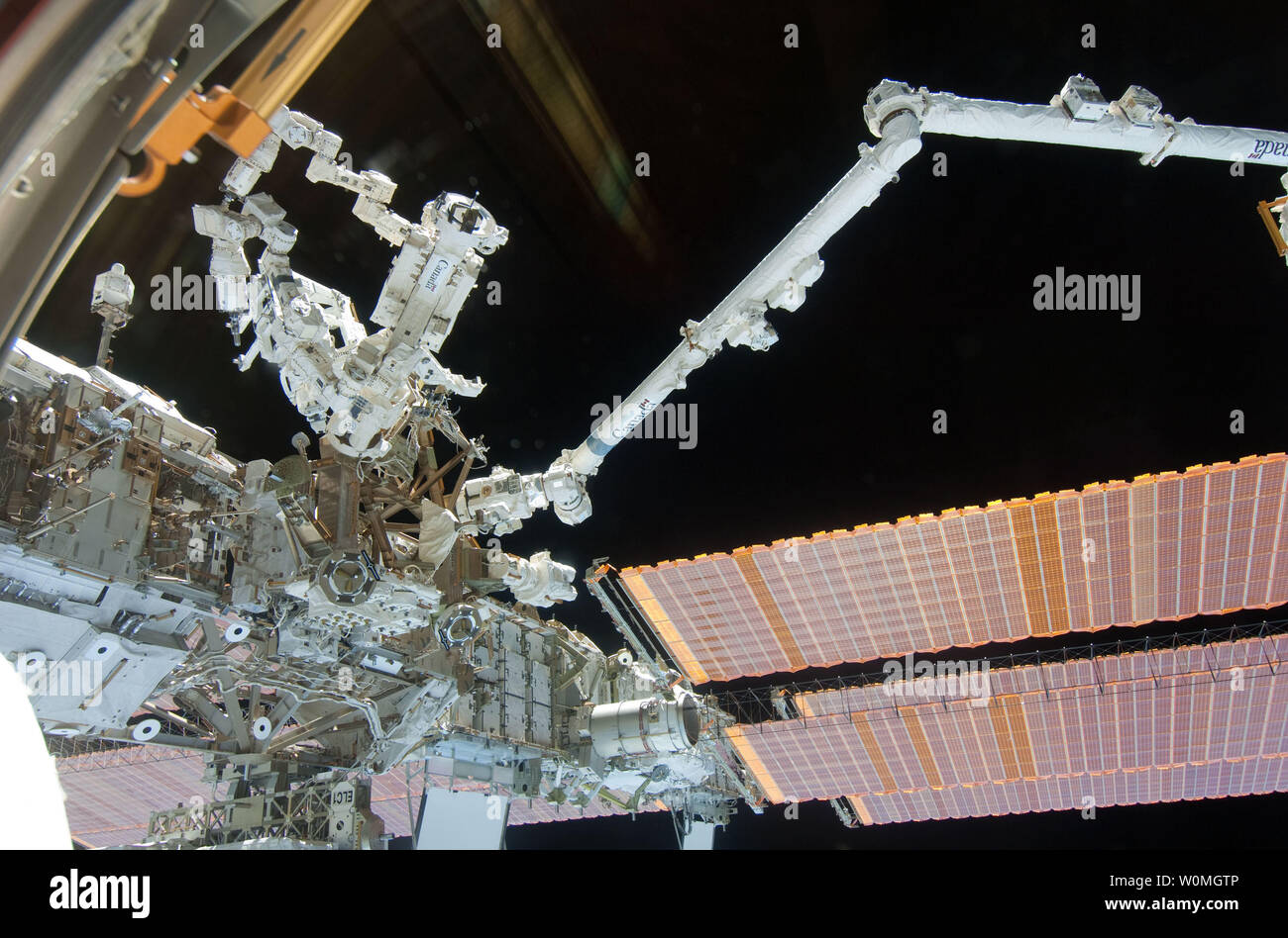Questa visualizzazione di una sezione della stazione spaziale internazionale è stata fotografata da un STS-132 membro di equipaggio mentre lo space shuttle Atlantis rimane agganciato con la stazione il 20 maggio 2010. Il canadese-costruito Dextre, noto anche come Special Purpose Dextrous manipolatore (SPDM), è in alto a sinistra e la stazione di Canadarm2 è anche presentato. UPI/NASA. Foto Stock