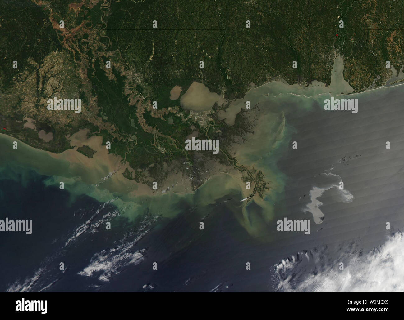 Un satellite della NASA immagine presa il 25 aprile 2010 illustra la marea nera dal 20 aprile esplosione e successivo affondamento del Deepwater Horizon piattaforma di perforazione. Il rig era situato a circa 50 miglia a sud-est della costa della Louisiana. UPI/NASA/dello spettroradiometro MODIS Risposta rapida Foto Stock