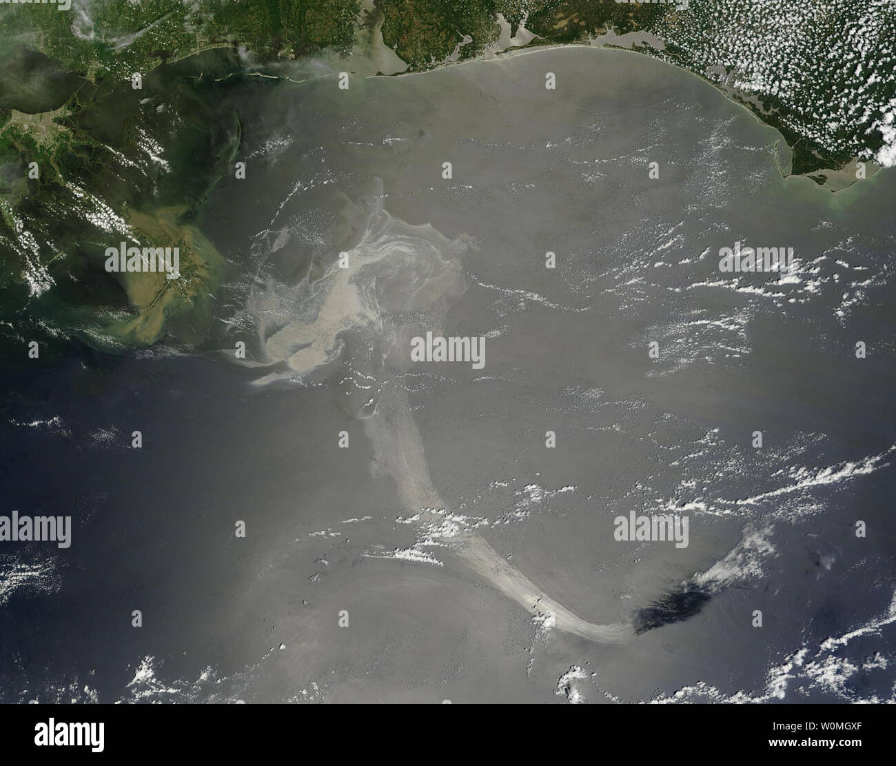 Un satellite della NASA immagine presa il 17 Maggio 2010 mostra la marea nera della Deepwater Horizon oil rig esplosione nel Golfo del Messico. UPI/NASA/dello spettroradiometro MODIS Risposta rapida Foto Stock