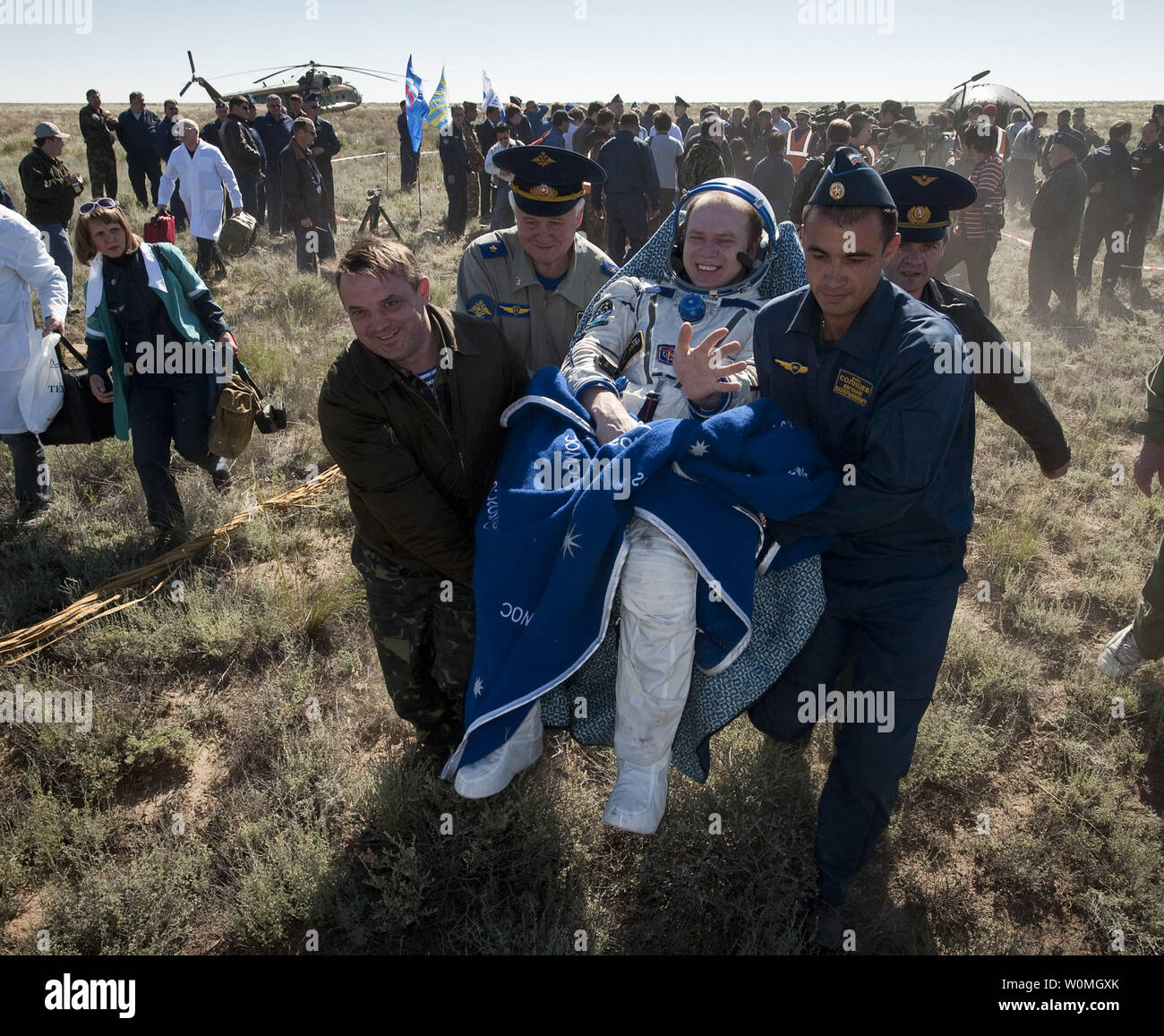 Expedition 23 comandante Oleg Kotov è portato in una sedia al medico tenda ad appena pochi minuti dopo che lui ed il compagno di equipaggio T.J. Creamer e Soichi Noguchi sbarcati nei loro Soyuz TMA-17 capsula vicino alla città di Zhezkazgan, Kazakistan il 2 giugno 2010. L'astronauta della NASA Creamer, cosmonauta russo Kotov e astronauta giapponese Noguchi sono di ritorno da sei mesi a bordo della Stazione spaziale internazionale dove sono serviti come membri della spedizione 22 e 23 equipaggi. UPI//Bill Ingalls/NASA Foto Stock