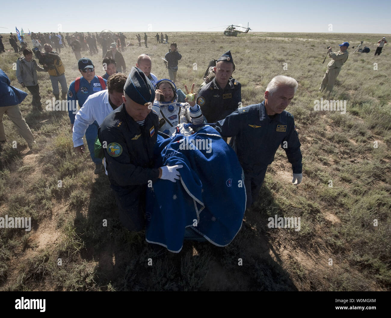 Expedition 23 Tecnico di volo Soichi Noguchi è portato in una sedia al medico tenda ad appena pochi minuti dopo che lui ed il compagno di equipaggio T.J. Creamer e comandante Oleg Kotov sbarcati nei loro Soyuz TMA-17 capsula vicino alla città di Zhezkazgan, Kazakistan il 2 giugno 2010. L'astronauta della NASA Creamer, cosmonauta russo Kotov e astronauta giapponese Noguchi sono di ritorno da sei mesi a bordo della Stazione spaziale internazionale dove sono serviti come membri della spedizione 22 e 23 equipaggi. UPI//Bill Ingalls/NASA Foto Stock