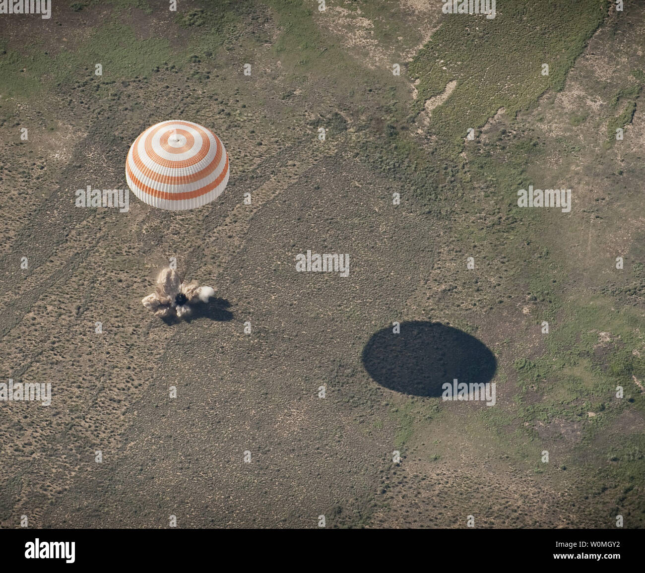 Il Soyuz TMA-17 lander è visto come si atterra con spedizione 23 comandante Oleg Kotov e gli ingegneri di volo T.J. Creamer e Soichi Noguchi vicino alla città di Zhezkazgan, Kazakistan il 2 giugno 2010. L'astronauta della NASA Creamer, cosmonauta russo Kotov e astronauta giapponese Noguchi sono di ritorno da sei mesi a bordo della Stazione spaziale internazionale dove sono serviti come membri della spedizione 22 e 23 equipaggi. UPI//Bill Ingalls/NASA Foto Stock