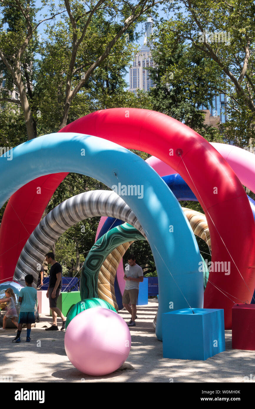 Installazione artistica a Madison Square Park celebra l'inizio dell'Estate, New York, Stati Uniti d'America Foto Stock