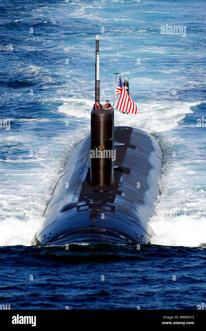 Il Los Angeles-class attack submarine USS Tuscon (SSN 770) transita il Mare Orientale Lunedì, 26 luglio 2010 mentre conduce una 13-nave formazione. La Repubblica di Corea e gli Stati Uniti stanno conducendo l'alleanza combinato marittimo e la disponibilità di aria esercizio "invincibile spirito' nei mari ad est della penisola coreana dal luglio 25-28, 2010. Questo è il primo di una serie di esercitazioni militari congiunte che si verificheranno nei prossimi mesi in Oriente e in Occidente Mari. UPI/Adam K. Thomas/US Navy Foto Stock