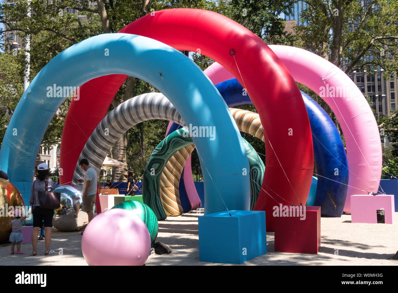 Installazione artistica a Madison Square Park celebra l'inizio dell'Estate, New York, Stati Uniti d'America Foto Stock