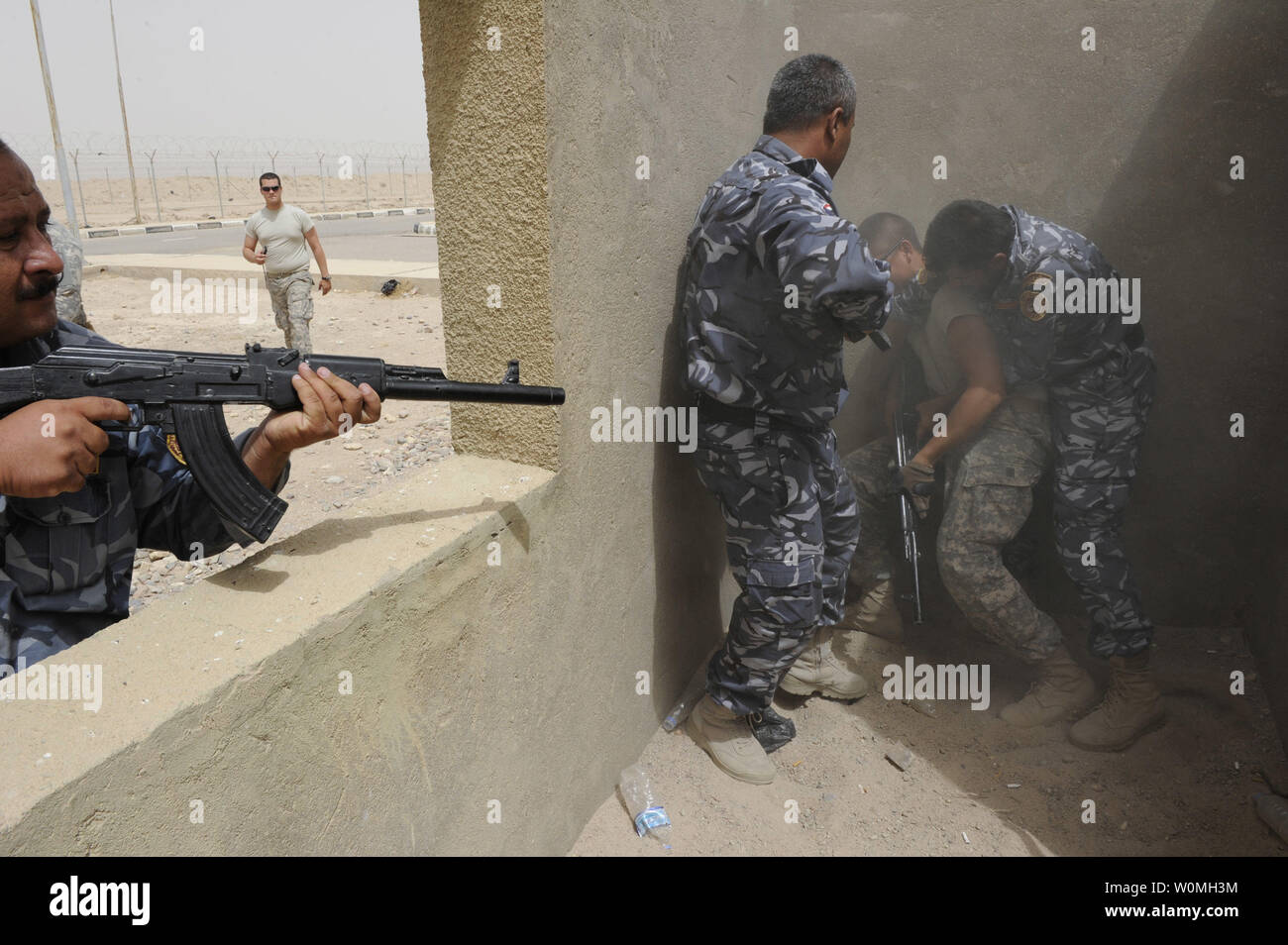 Stati Uniti Soldati con la seconda squadra, primo plotone, 345 militari di polizia ferroviaria società poliziotti iracheni alla contingenza Base Operativa di Bassora, in Iraq, 14 luglio 2010. Gli ufficiali sono stati insegnati come aggirare ordigni esplosivi rudimentali e sala gioco tecniche. UPI/Joshua E. Powell/US Army Foto Stock