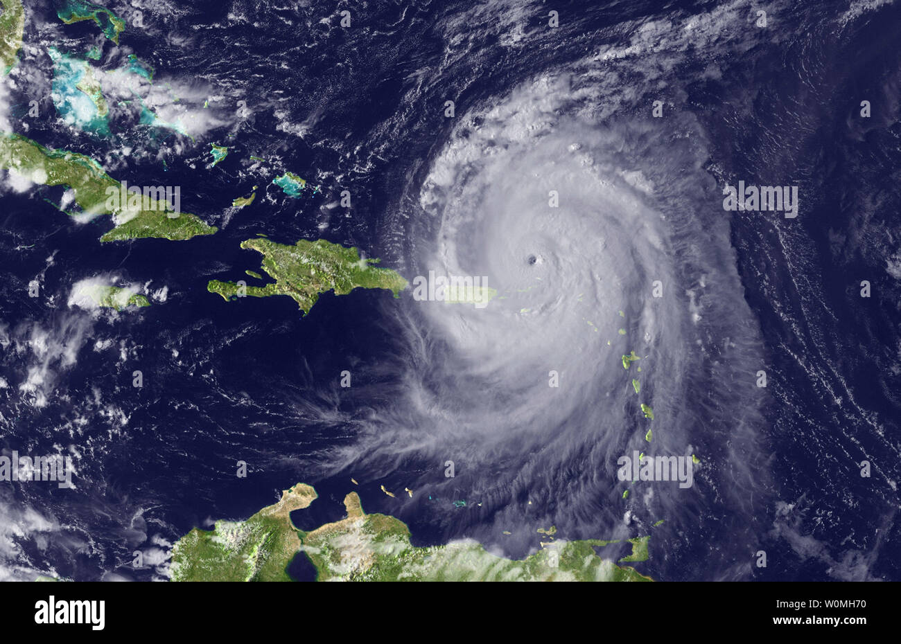 Questo satellite NOAA immagine mostra uragano Earl come si muove da ovest-nord-ovest vicino a 13 MPH al largo di San Juan, Puerto Rico, 31 agosto 2010. Il conte è previsto per spostarsi verso il litorale della Carolina. UPI/NOAA Foto Stock