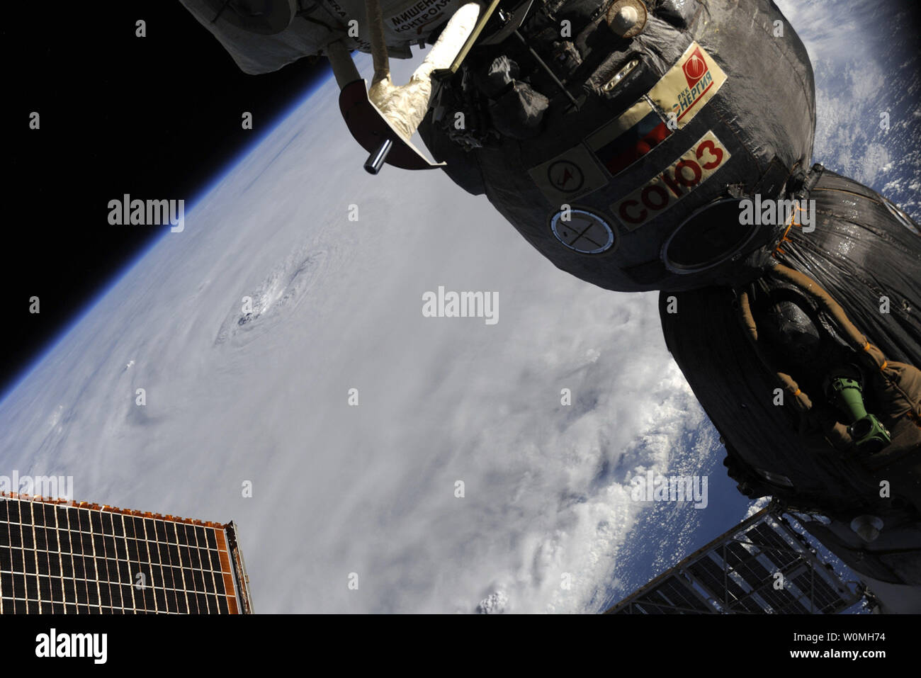 Questo NASA Pubblicato il Agosto 31, 2010 mostra uragano Earl come si muove attraverso l'Oceano Atlantico come visto dalla stazione spaziale internazionale. UPI/NASA Foto Stock