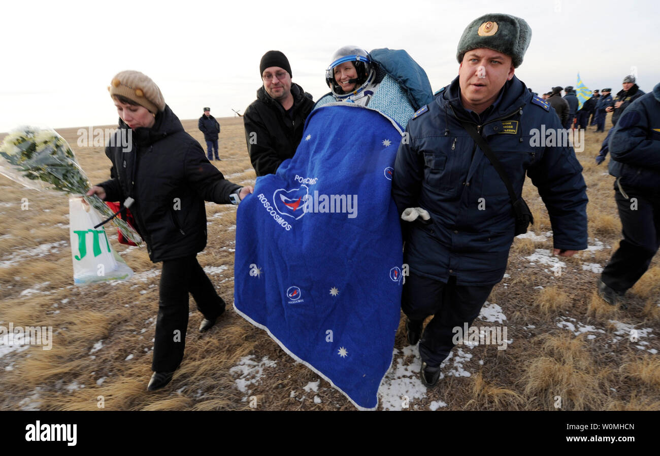 Expedition 25 Tecnico di volo Shannon Walker è portato a un medico nelle vicinanze tenda dopo lo sbarco della Soyuz TMA-19 navicella spaziale vicino alla città di Arkalyk, Kazakistan il venerdì, nov. 26, 2010. Cosmonauta russo Fyodor Yurchikhin e gli astronauti della NASA Doug Wheelock e Walker, sono di ritorno da sei mesi a bordo della Stazione spaziale internazionale dove sono serviti come membri della spedizione 24 e 25 equipaggi. UPI/Bill Ingalls/NASA Foto Stock