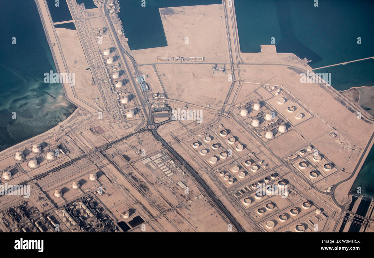Vista aerea di olio di storage e servizi di spedizione lungo la costa del Qatar alla Ras Laffin. Foto Stock