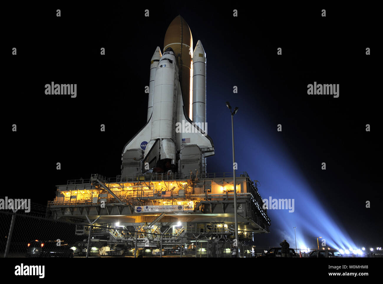 Questa immagine della NASA rilasciato il 1 febbraio 2011 mostra la navetta spaziale Discovery come si fa la sua escursione notturna dal gruppo del veicolo edificio a Launch Pad 39a in corrispondenza di NASA Kennedy Space Center in Florida. UPI/Kim Shiflett/NASA Foto Stock