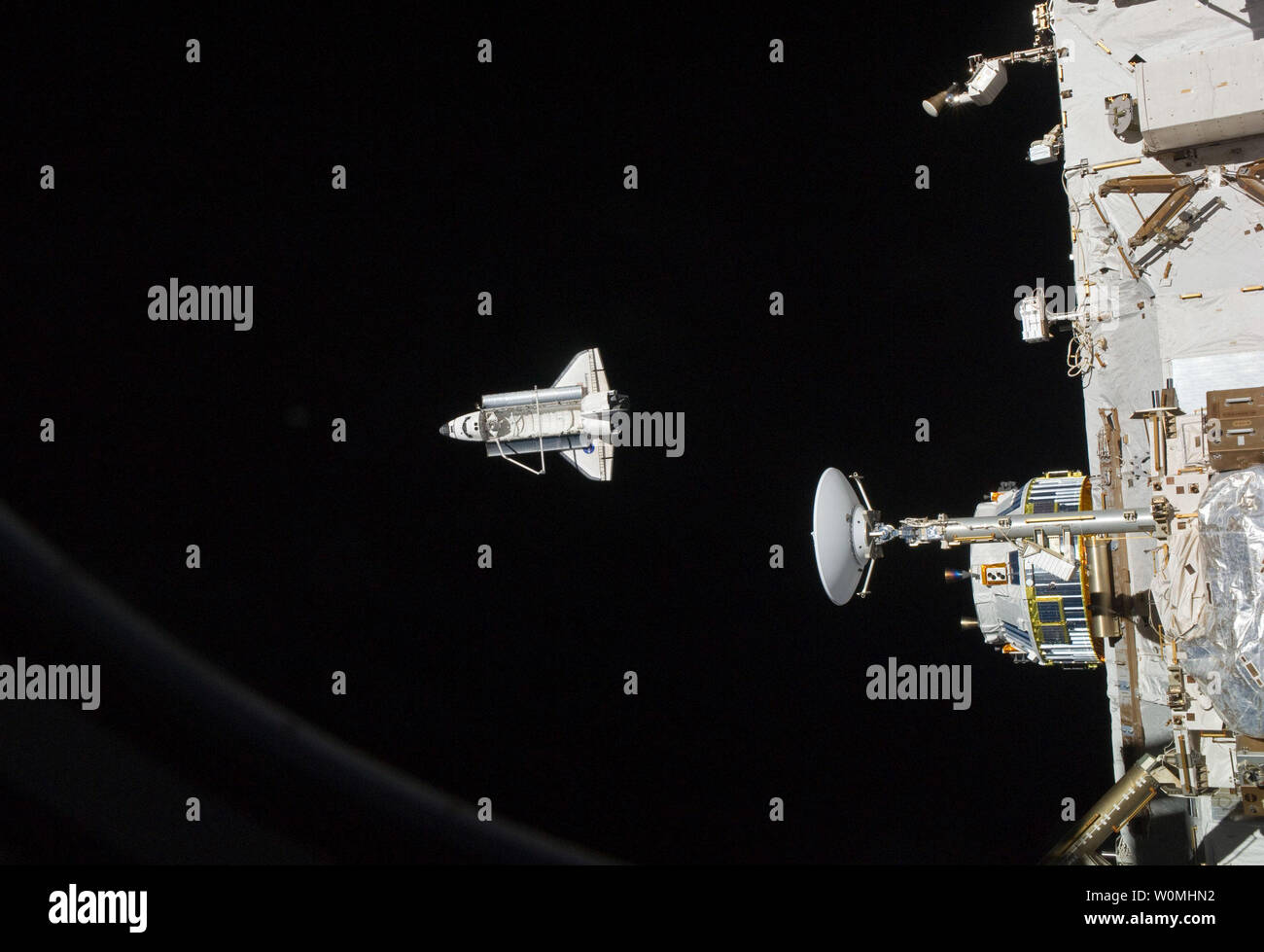 Questo NASA Immagini prese il 7 marzo 2011 da un membro dell'equipaggio a bordo della Stazione Spaziale Internazionale mostra lo Space Shuttle Discovery come essa si allontana dalla stazione spaziale internazionale. L'equipaggio di rilevamento è negli ultimi giorni di missione STS-133 e tenterà un ritorno sulla Terra il 9 marzo. UPI/NASA Foto Stock