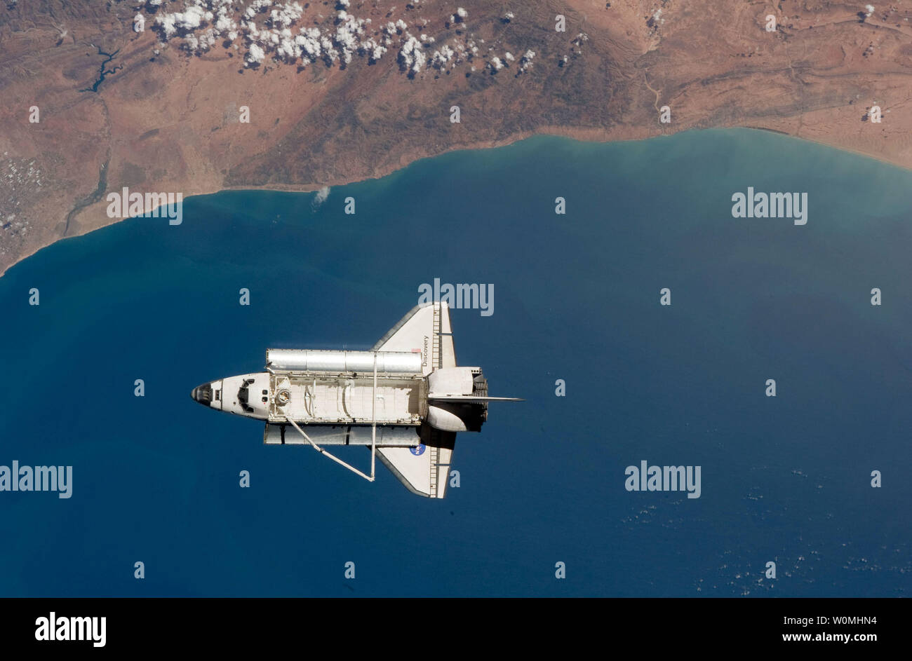Questo NASA Immagini prese il 7 marzo 2011 da un membro dell'equipaggio a bordo della Stazione Spaziale Internazionale mostra lo Space Shuttle Discovery dopo aver sganciato dalla stazione spaziale internazionale. L'equipaggio di rilevamento è negli ultimi giorni di missione STS-133 e tenterà un ritorno sulla Terra il 9 marzo. UPI/NASA Foto Stock