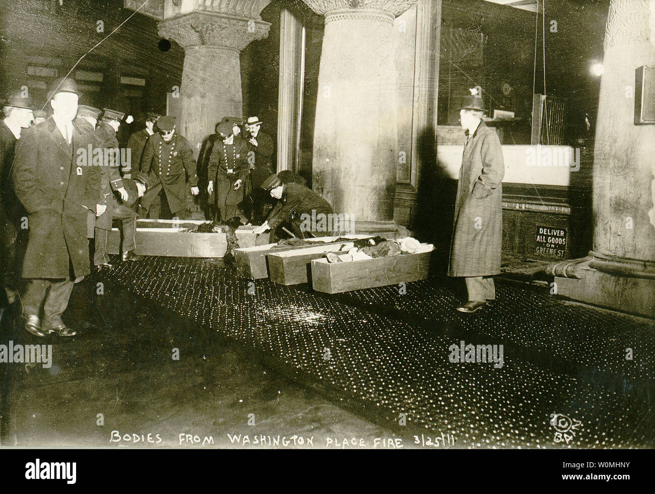 I corpi sono visibili dopo la Triangle Shirtwaist Factory fire su Marzo 25, 1911 a New York, New York. Marzo 25, 2011 è il centesimo anniversario del fuoco quando 146 lavoratori in fabbrica è morto dopo la costruzione di mangiatoie bloccato porte che conducono a tutte le uscite. Testimonianze da United Press reporter William G. Pastore insieme ad altri rapporti durante i seguenti giorni e settimane portato alle condizioni del lavoratore di indumento in un esame pubblico. UPI/Cornell University Foto Stock