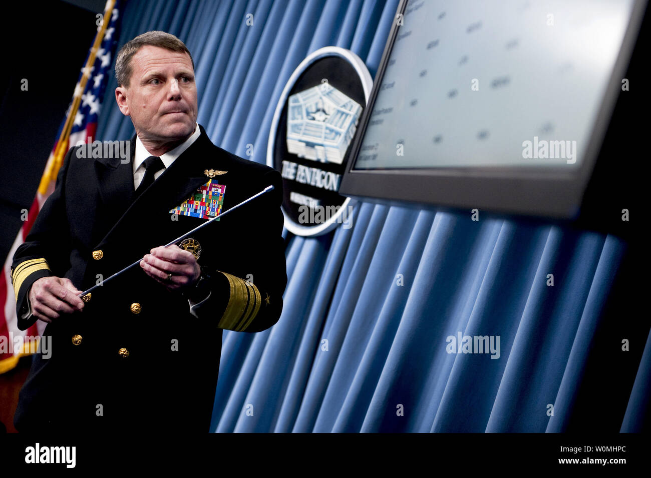 Navy Vice Adm. William E. Gortney, direttore del giunto personale, mutandine di premere su 'Operazione Odyssey Dawn' aggiornamenti al Pentagono, Marzo 20, 2011. Gortney ha annunciato che le forze della coalizione hanno lanciato l'operaiton per applicare U.N. La risoluzione del Consiglio di sicurezza n. 1973, che protegge il popolo libico da loro righello. UPI/Jerry Morrison/DOD Foto Stock