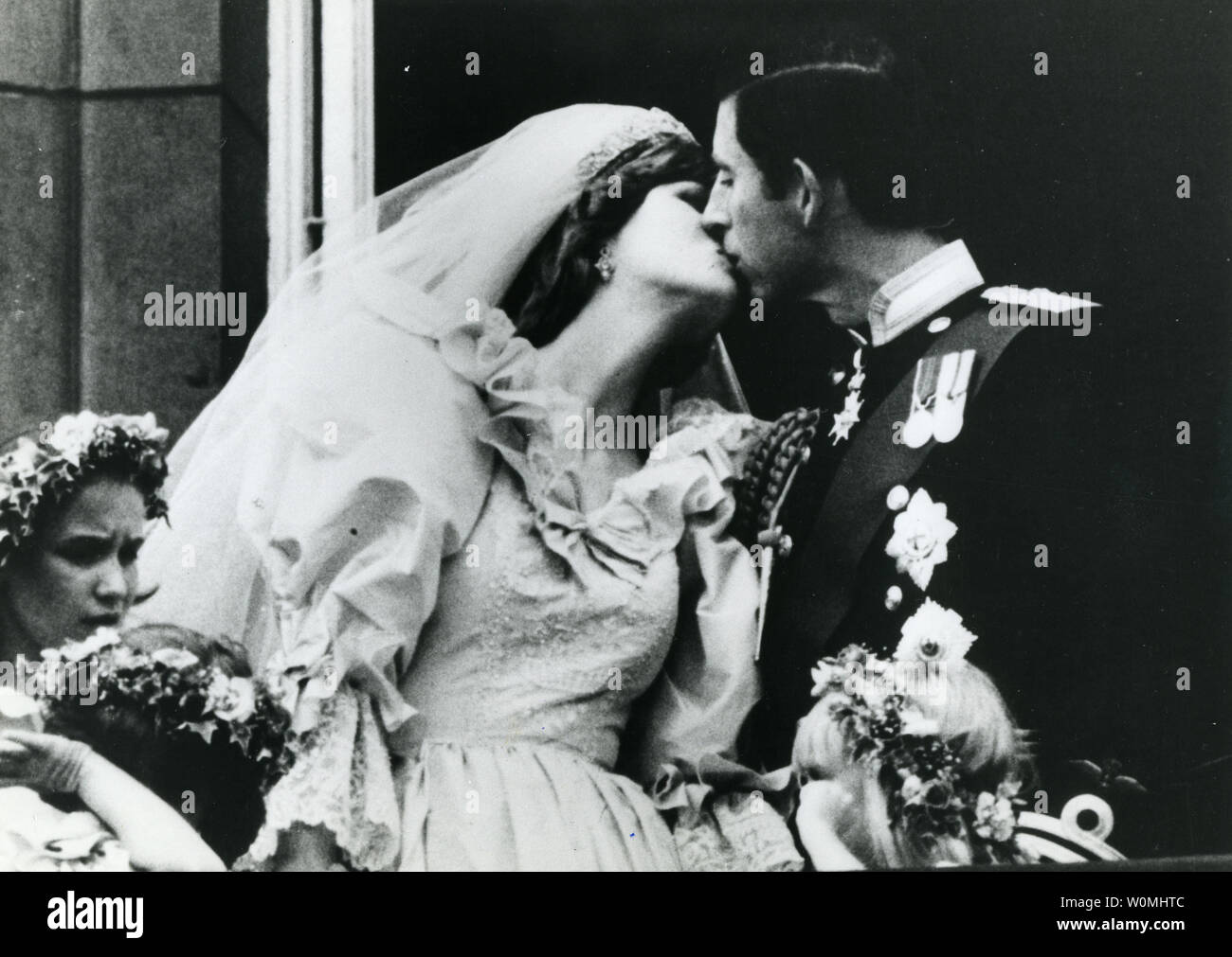 Il principe e la Principessa di Galles bacio sul balcone di Buckingham Palace a Londra in Inghilterra dopo il loro matrimonio alla Cattedrale di San Paolo sulla luglio 29, 1981. UPI Foto Stock