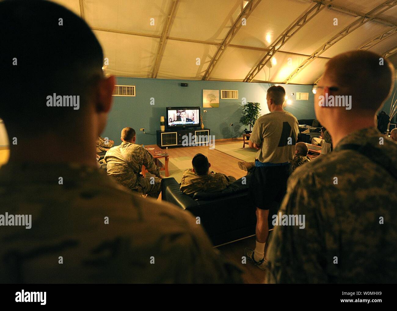 Negli Stati Uniti i membri del servizio guardare in televisione il Presidente Barack Obama annuncia la morte di al-Qaida leader Osama Bin Laden all'interno dell'OSU a Kandahar Airfield, Afghanistan, il 2 maggio 2011. UPI/ Stephen Schester/STATI UNITI Esercito. Foto Stock