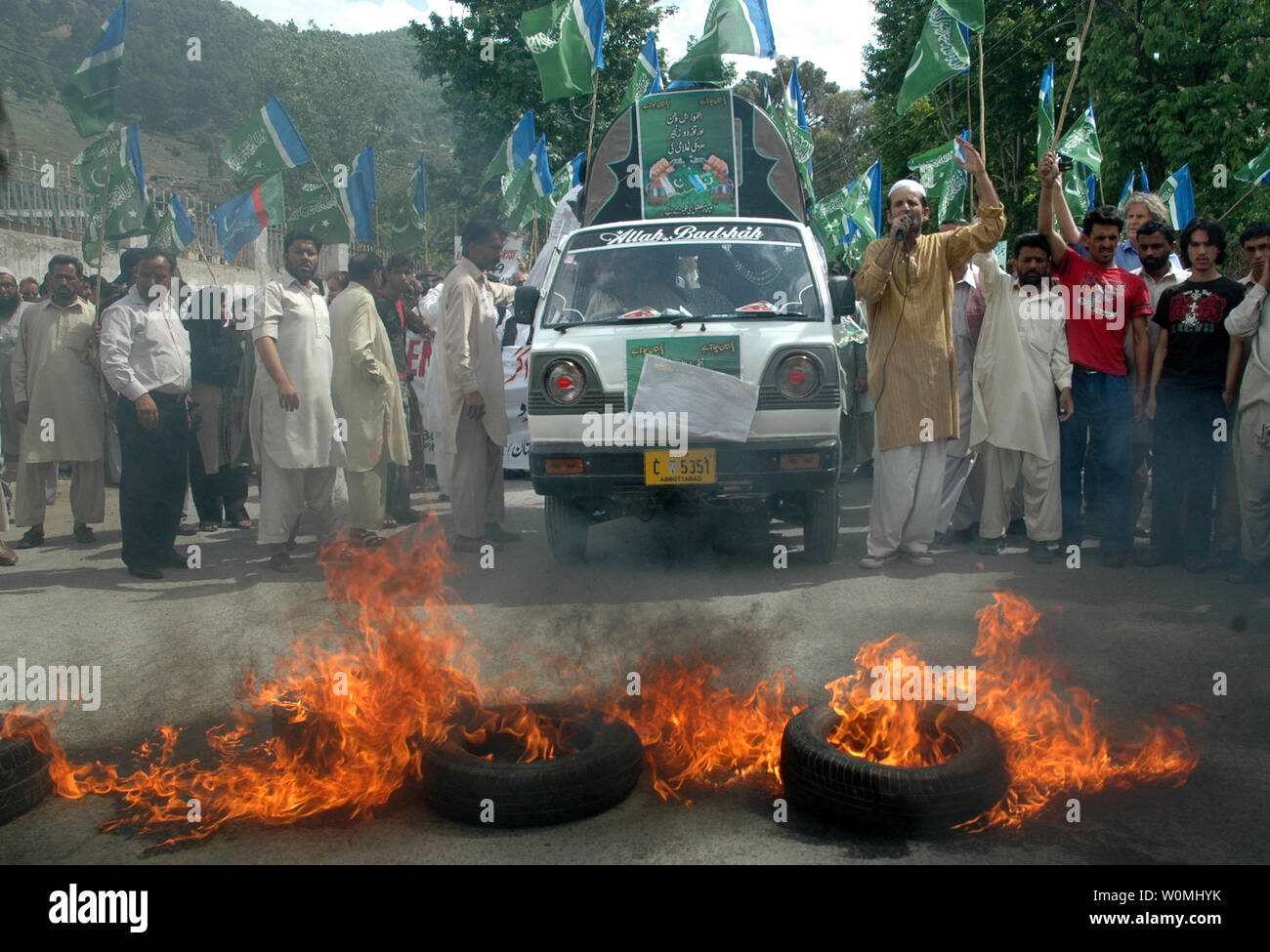 I sostenitori di un pakistano gruppo religioso gruppo Jamaat-e-Islami frequentare un anti-americana nel rally di Abbottabad, in Pakistan, il 6 maggio 2011. Osama bin Laden è stato ucciso da un forze speciali degli Stati Uniti, in un'operazione segreta di lunedì, in una casa di Abbottabad. UPI/Sajjad Ali Qureshi Foto Stock