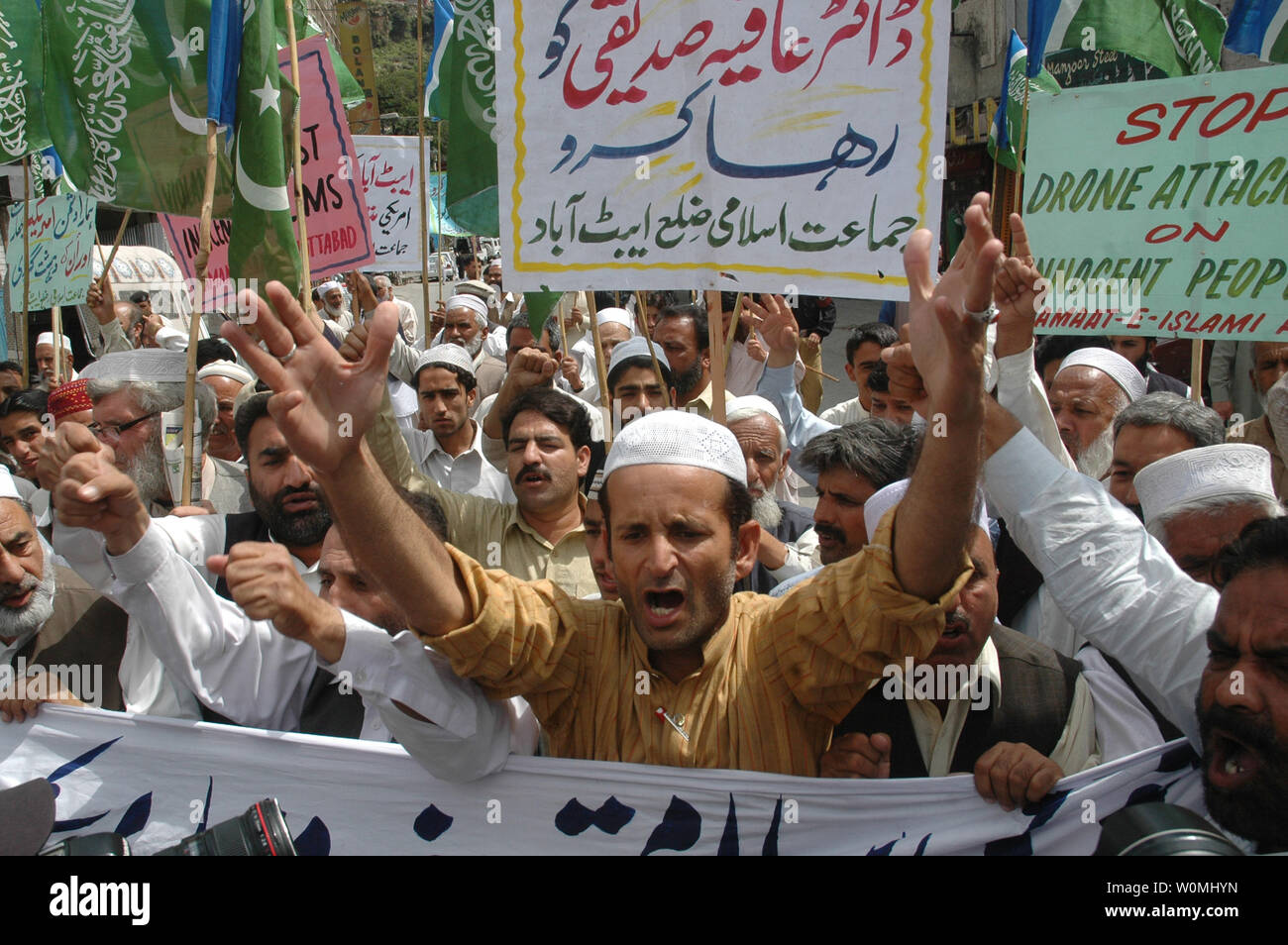 I sostenitori di un pakistano gruppo religioso gruppo Jamaat-e-Islami frequentare un anti-americana nel rally di Abbottabad, in Pakistan, il 6 maggio 2011. Osama bin Laden è stato ucciso da un forze speciali degli Stati Uniti, in un'operazione segreta di lunedì, in una casa di Abbottabad. UPI/Sajjad Ali Qureshi Foto Stock