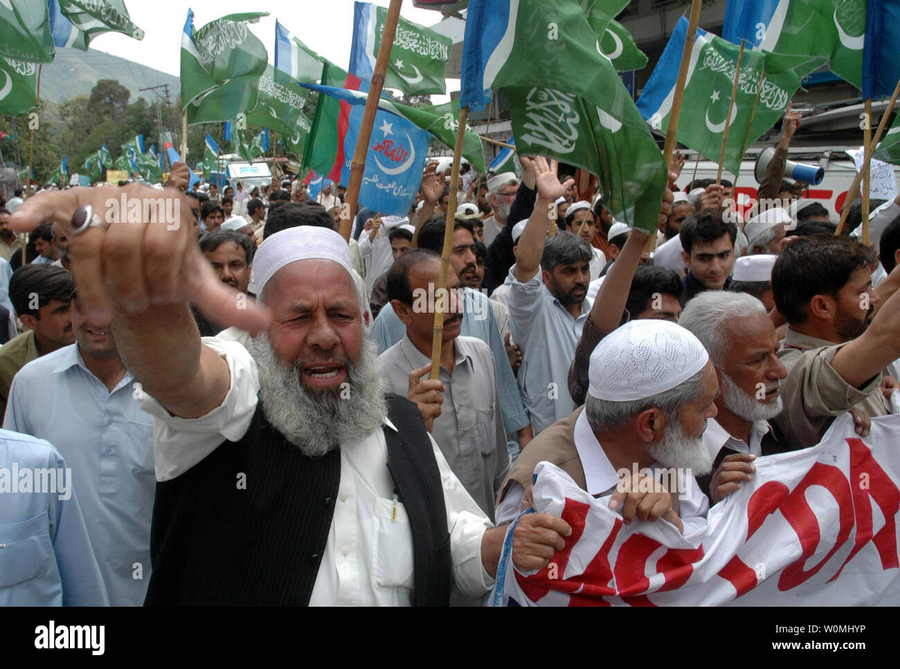 I sostenitori di un pakistano gruppo religioso gruppo Jamaat-e-Islami frequentare un anti-americana nel rally di Abbottabad, in Pakistan, il 6 maggio 2011. Osama bin Laden è stato ucciso da un forze speciali degli Stati Uniti, in un'operazione segreta di lunedì, in una casa di Abbottabad. UPI/Sajjad Ali Qureshi Foto Stock