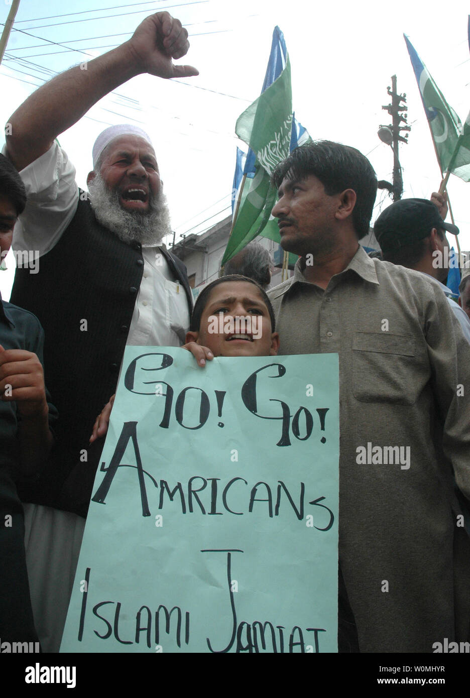 I sostenitori di un pakistano gruppo religioso gruppo Jamaat-e-Islami frequentare un anti-americana nel rally di Abbottabad, in Pakistan, il 6 maggio 2011. Osama bin Laden è stato ucciso da un forze speciali degli Stati Uniti, in un'operazione segreta di lunedì, in una casa di Abbottabad. UPI/Sajjad Ali Qureshi Foto Stock