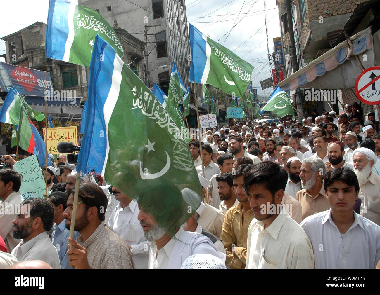 I sostenitori di un pakistano gruppo religioso gruppo Jamaat-e-Islami frequentare un anti-americana nel rally di Abbottabad, in Pakistan, il 6 maggio 2011. Osama bin Laden è stato ucciso da un forze speciali degli Stati Uniti, in un'operazione segreta di lunedì, in una casa di Abbottabad. UPI/Sajjad Ali Qureshi Foto Stock