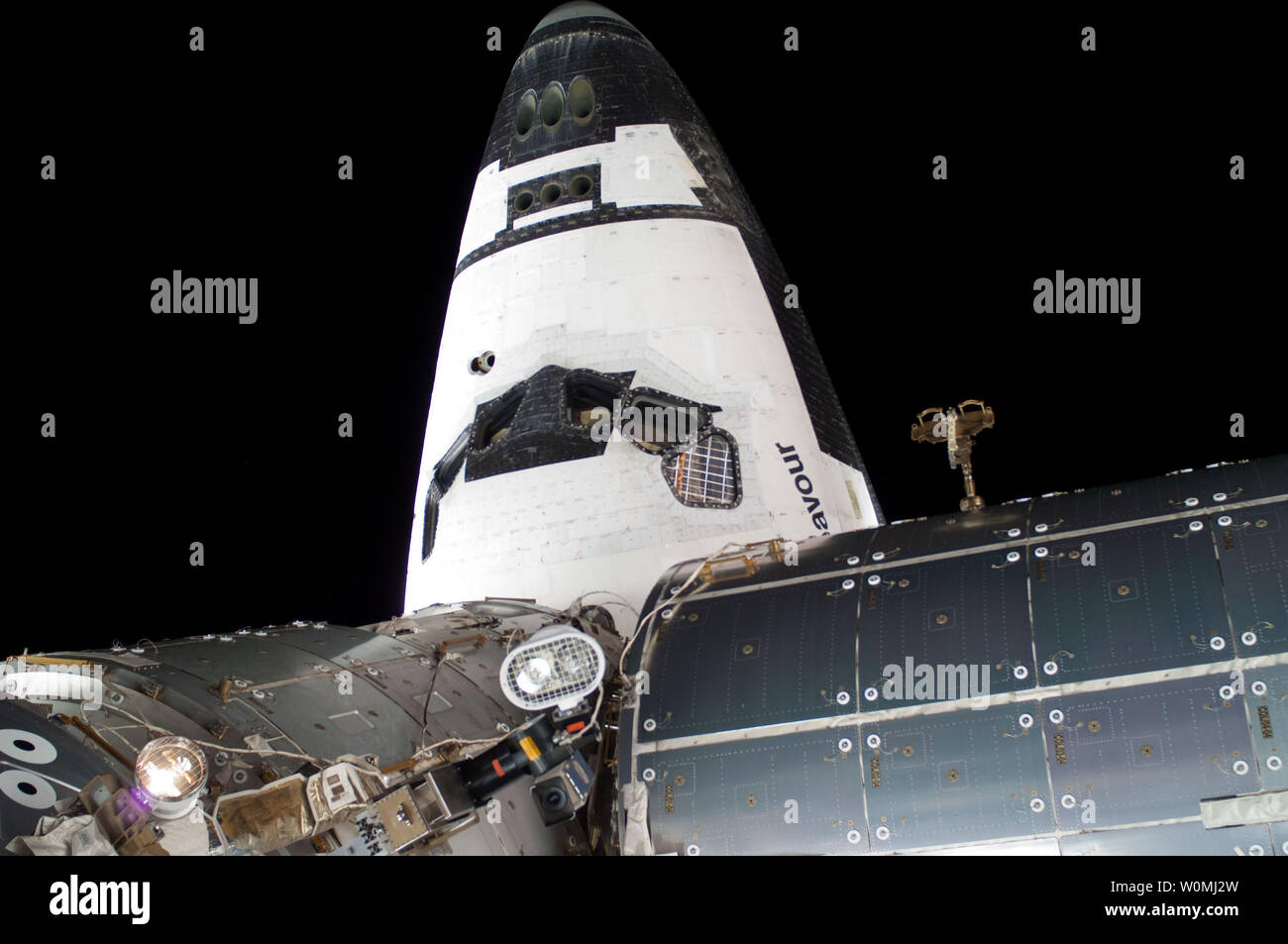 La sezione anteriore della navetta spaziale Endeavour è raffigurato con due componenti della Stazione Spaziale Internazionale (ISS) -- l'armonia nodo (sinistra) e l'Agenzia Spaziale Europea laboratorio Columbus - il 25 maggio 2011. UPI/NASA Foto Stock