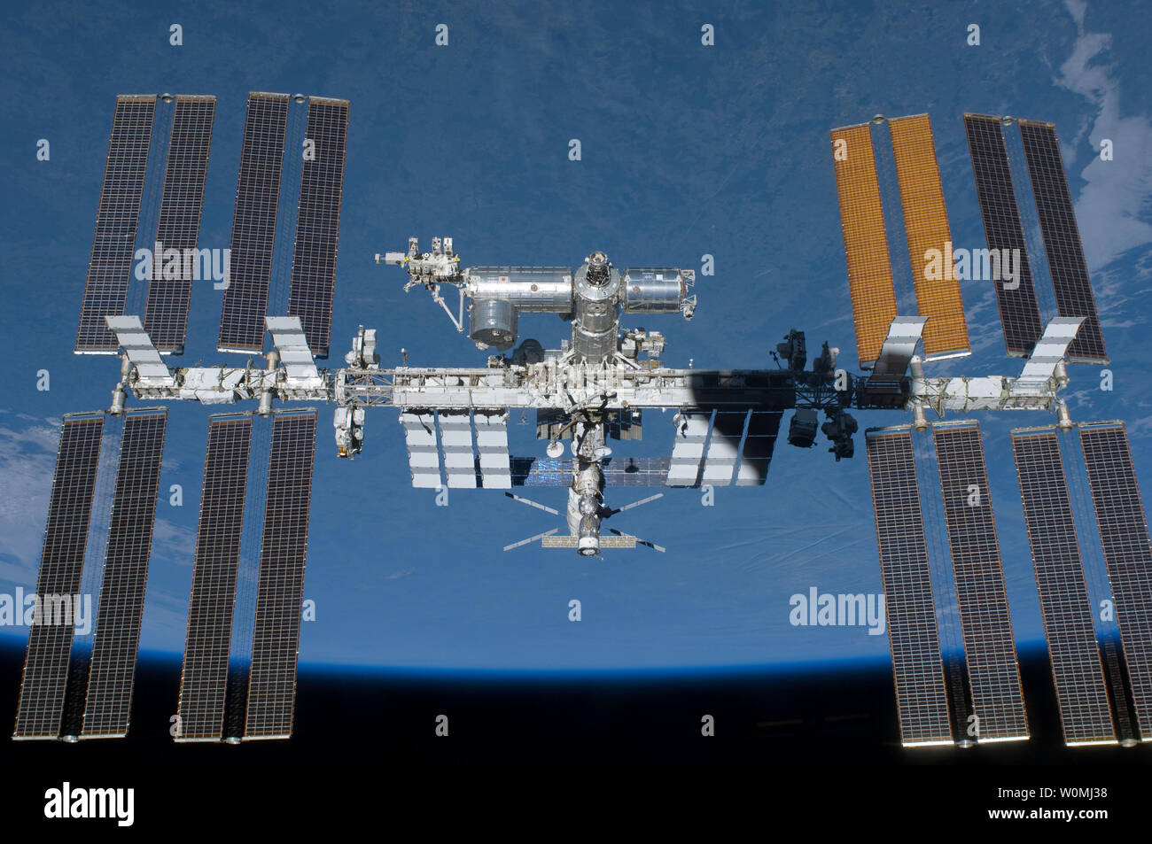 Questa immagine della NASA adottate il 30 maggio 2011 da un astronauta a bordo di una navetta spaziale Endeavour mostra la stazione spaziale internazionale dopo adoperano disinserito. Sforzo è negli ultimi giorni di missione NASA STS-134 e slated per tornare sulla Terra il 1 giugno 2011. UPI/NASA Foto Stock