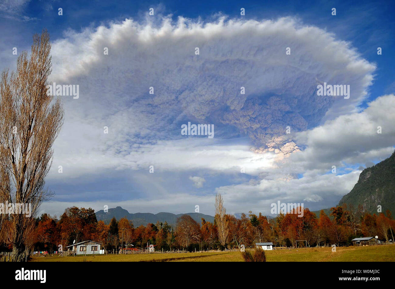 Un vulcano nel sud del Cile, circa 600 miglia a sud di Santiago, esplode per una seconda giornata il 5 giugno 2011, con la ripresa di una nuvola di cenere sei miglia di alta. I residenti evacuati dalla Puyehue-Cordón Caulle volcano complex area e non ci sono stati feriti. UPI/Miguel Angel Bustos Foto Stock