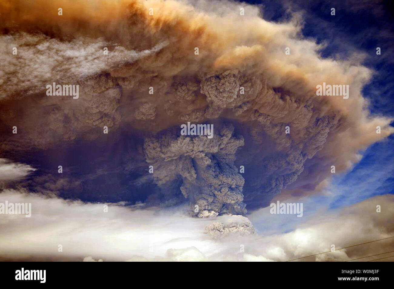 Un vulcano nel sud del Cile, circa 600 miglia a sud di Santiago, esplode per una seconda giornata il 5 giugno 2011, con la ripresa di una nuvola di cenere sei miglia di alta. I residenti evacuati dalla Puyehue-Cordón Caulle volcano complex area e non ci sono stati feriti. UPI/Miguel Angel Bustos Foto Stock