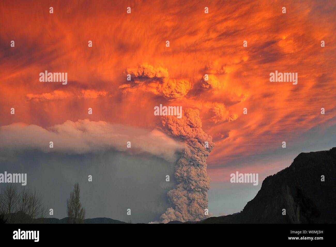 Un vulcano nel sud del Cile, circa 600 miglia a sud di Santiago, esplode per una seconda giornata il 5 giugno 2011, con la ripresa di una nuvola di cenere sei miglia di alta. I residenti evacuati dalla Puyehue-Cordón Caulle volcano complex area e non ci sono stati feriti. UPI/Miguel Angel Bustos Foto Stock