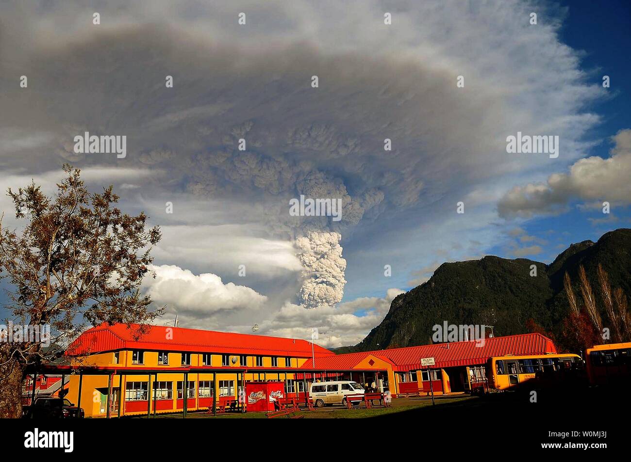 Un vulcano nel sud del Cile, circa 600 miglia a sud di Santiago, esplode per una seconda giornata il 5 giugno 2011, con la ripresa di una nuvola di cenere sei miglia di alta. I residenti evacuati dalla Puyehue-Cordón Caulle volcano complex area e non ci sono stati feriti. UPI/Miguel Angel Bustos Foto Stock