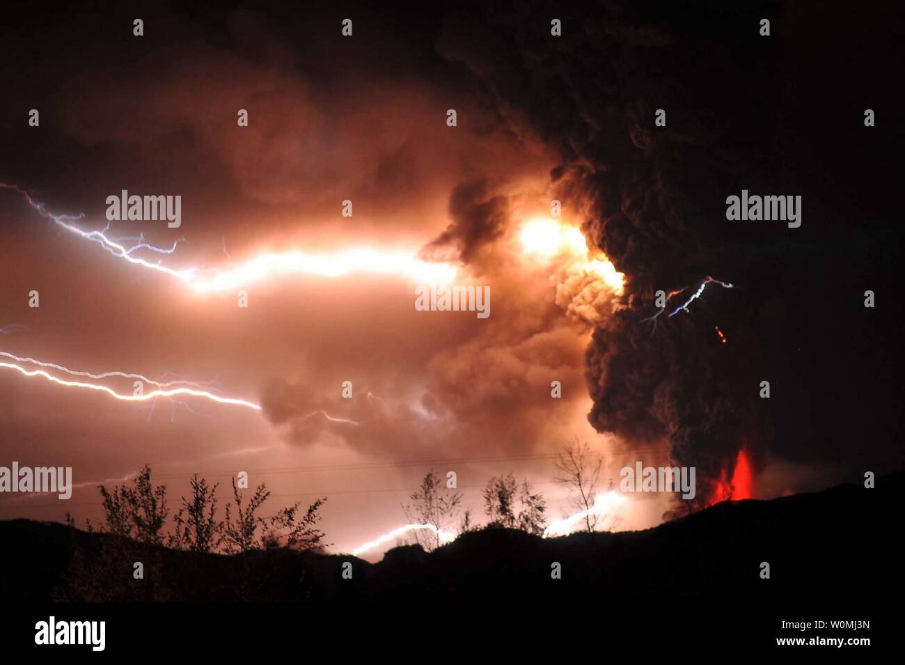 Un vulcano nel sud del Cile, circa 600 miglia a sud di Santiago, esplode per una seconda giornata con un fulmine a Giugno 5, 2011, con la ripresa di una nuvola di cenere sei miglia di alta. I residenti evacuati dalla Puyehue-Cordón Caulle volcano complex area e non ci sono stati feriti. UPI/Miguel Angel Bustos Foto Stock