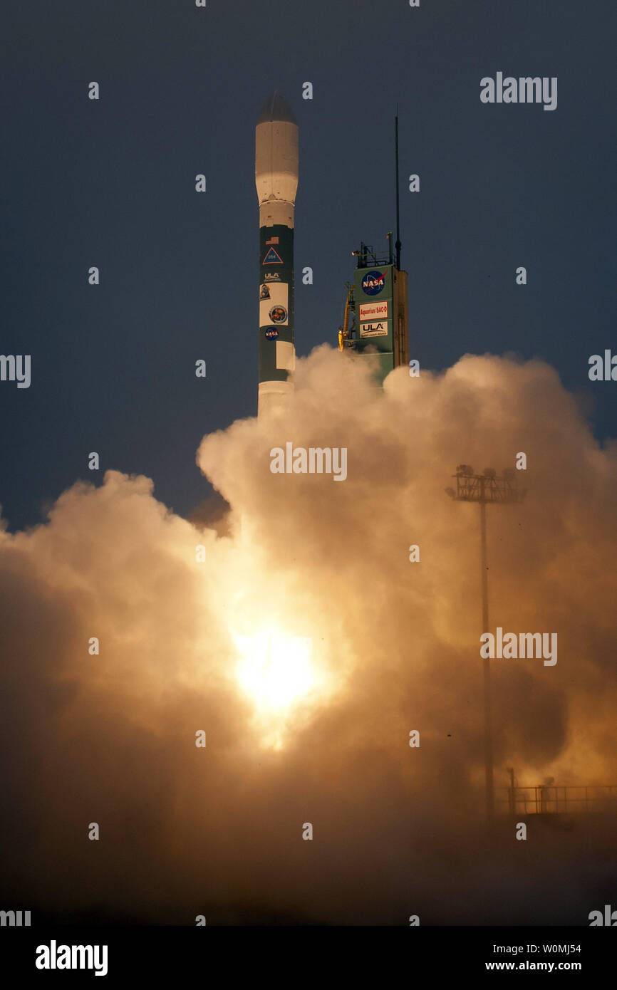 Un razzo Delta II lancia con il Aquarius/SAC-D navicella spaziale payload da Space Launch Complex 2 in corrispondenza di Vandenberg Air Force Base in California il Venerdì, 10 giugno 2011. Il comune di Stati Uniti/argentini Aquarius/SatŽlite de Aplicaciones ciente'ficas (SAC)-D missione, impostato per il lancio di Giugno 10, mappa la salinità in superficie oceanica, informazioni critiche per migliorare la nostra comprensione dei due componenti principali del clima della Terra sistema: il ciclo dell'acqua e della circolazione oceanica. UPI/NASA/Bill Ingalls Foto Stock