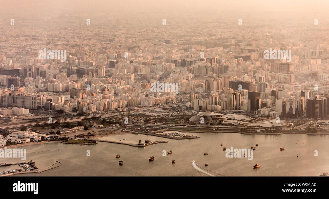 Vista aerea della città di Doha, Qatar al tramonto con haze polverosi. Foto Stock