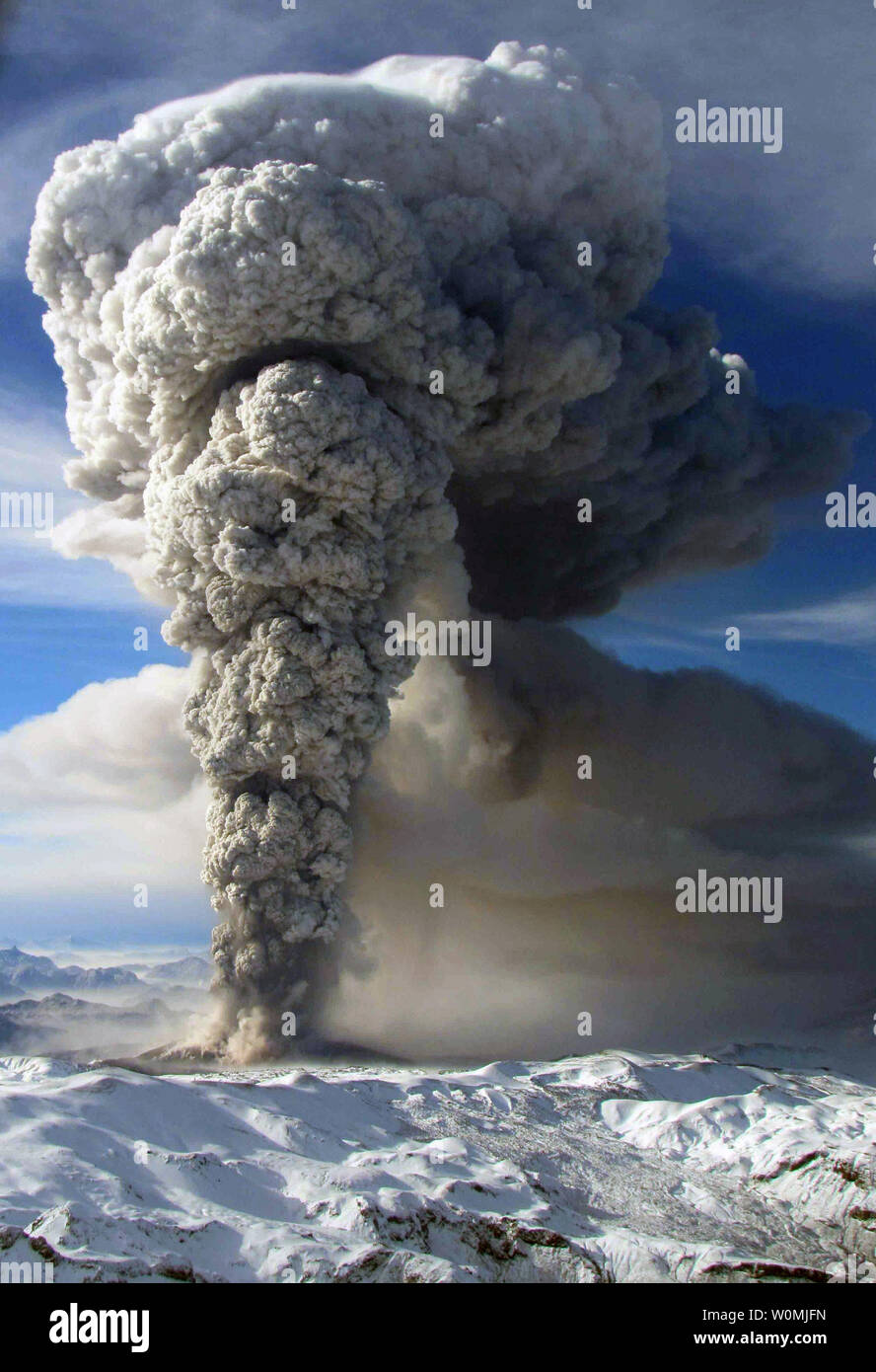 Questa immagine rilasciata dal cileno Air Force Il 14 giugno 2011 mostra la Puyehue-Cordon vulcano Caulle produca ceneri. Il vulcano, che ha cominciato ad eruttare il 4 giugno ha diffuso cenere attraverso la maggior parte della southen emisfero e ha disturbi di centinaia di voli. UPI/cileno Air Force Foto Stock