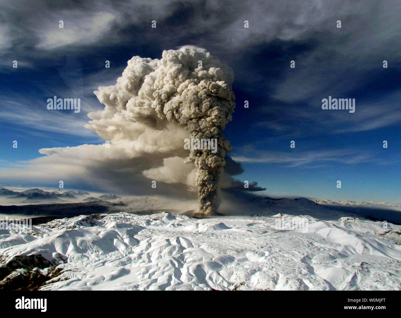 Questa immagine rilasciata dal cileno Air Force Il 14 giugno 2011 mostra la Puyehue-Cordon vulcano Caulle produca ceneri. Il vulcano, che ha cominciato ad eruttare il 4 giugno ha diffuso cenere attraverso la maggior parte della southen emisfero e ha disturbi di centinaia di voli. UPI/cileno Air Force Foto Stock