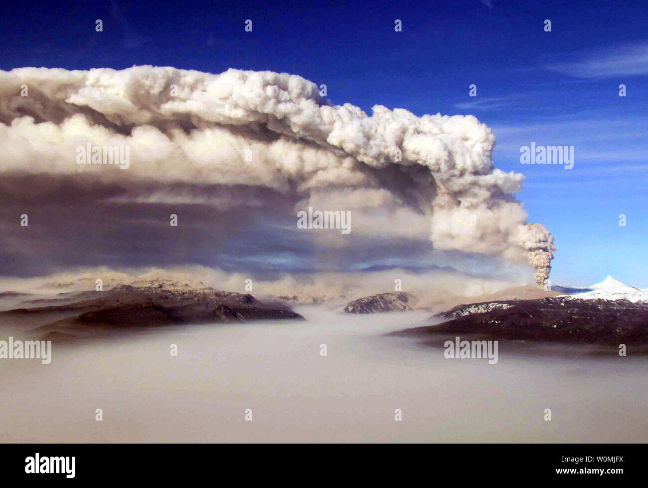 Questa immagine rilasciata dal cileno Air Force Il 14 giugno 2011 mostra la Puyehue-Cordon vulcano Caulle produca ceneri. Il vulcano, che ha cominciato ad eruttare il 4 giugno ha diffuso cenere attraverso la maggior parte della southen emisfero e ha disturbi di centinaia di voli. UPI/cileno Air Force Foto Stock